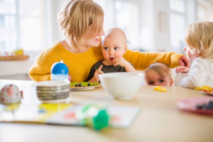 Hoivanet perhepäivähoito ruokailuhetki lasten kanssa